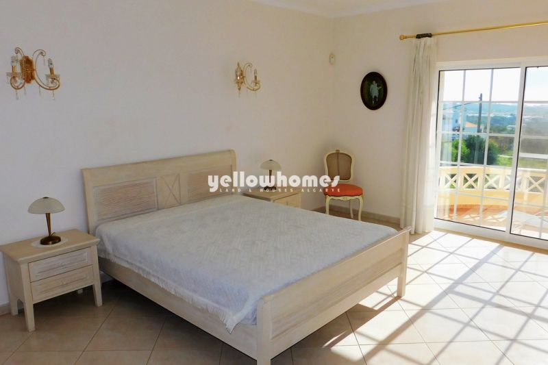 Espaçosa moradia V4 com piscina perto de Vilamoura e comodidades